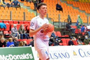 La Libertas Liburnia Livorno comunica di aver effettuato alla FIP Toscana la richiesta ufficiale di ripescaggio in DR1 (Divisione Regionale 1), il campionato disputato nella sfortunata stagione scorsa, conclusa con la retrocessione nella categoria inferiore. La società gialloblù labronica, che prima di quest’anno mai aveva chiesto ripescaggi, auspica un esito positivo a tale domanda, data anche la propria lunga ‘storia’ ed i suoi trascorsi nelle categorie superiori (e persino nella Serie B Nazionale).   La prima squadra livornese comunica inoltre la conferma, nel proprio roster, di Filippo Mannucci, di Tommaso Pardini e di Filippo Pistolesi.  Mannucci giocherà dunque, per la quinta stagione consecutiva, con la Libertas Liburnia. Dopo la classica trafila nelle giovanili dello stesso sodalizio livornese, ha debuttato nel 2014 in prima squadra, nella ‘vecchia’ C1. Mannucci è il capitano, l’indiscusso uomo simbolo della squadra. Ala-centro under size capace di difendere su chiunque metta i piedi in campo, è l'atleta che senza ombra di dubbio rappresenta l'energia e la voglia di superare i propri limiti. Tutto ciò è condito da una persona con valori umani sopra la media: una ‘chioccia’ che farà crescere i tanti giovani e giovanissimi inseriti in rosa.  Anche Tommy Pardini è cestisticamente cresciuto nel settore giovanile del sodalizio gialloblù; si è affacciato in prima squadra nel 2021, ad appena 16 anni, nel campionato di C Silver. Playmaker/guardia con importanti qualità da sviluppare, sarà un giocatore sul quale la compagine libertassina punterà per la progettualità legata al percorso giovani.  Pistolesi, nella scorsa annata, ha portato qualità e voglia di lavorare: per la stagione 2024/25 il club livornese lo aspetta per la sua definitiva maturazione.  Nei prossimi giorni, la Libertas Liburnia annuncerà gli altri giocatori in vista della nuova annata.