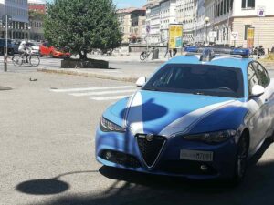 Pretende birra e cibo senza pagare, inveisce contro chiunque, interviene la polizia