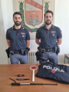 A bordo di auto rubata con sfollagente e attrezzi da scasso, denunciati a piede libero due stranieri