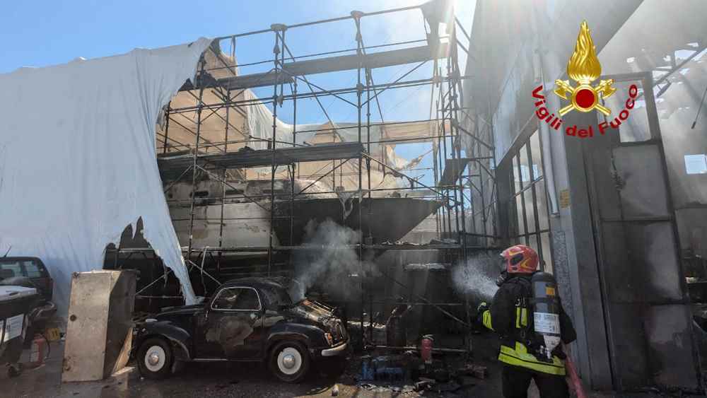 A fuoco officina a Stagno, auto distrutte e barca seriamente danneggiata. Una persona intossicata (Le foto dell'intervento dei VF)