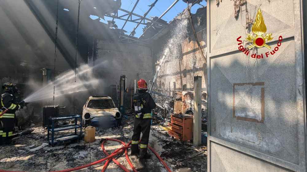 A fuoco officina a Stagno, auto distrutte e barca seriamente danneggiata. Una persona intossicata (Le foto dell'intervento dei VF)