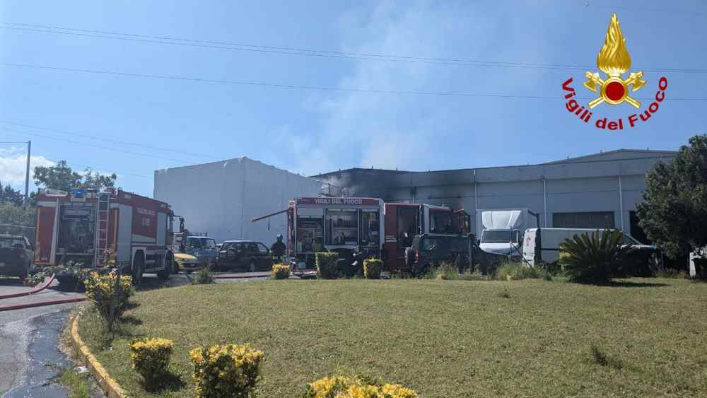 A fuoco officina a Stagno, auto distrutte e barca seriamente danneggiata. Una persona intossicata (Le foto dell'intervento dei VF)