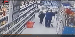 Fingeva di essere sordo muta e presentava autorizzazione per donazioni, denunciata per accattonaggio molesto (Video)