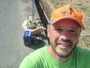 L'instancabile impegno di Mister Green ripulito il fosso di Via Boccherini 