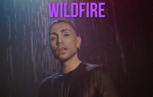 Manuel Aspidi torna con “WILDFIRE” e vola in vetta alle classifiche internazionali
