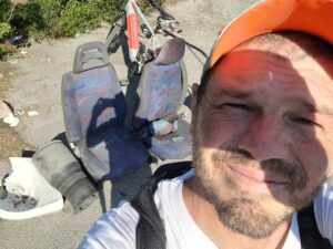 Sedili d'auto, elettrodomestici e lampadario abbandonati nell'ambiente, quattro viaggi per l'instancabile Mister Green 