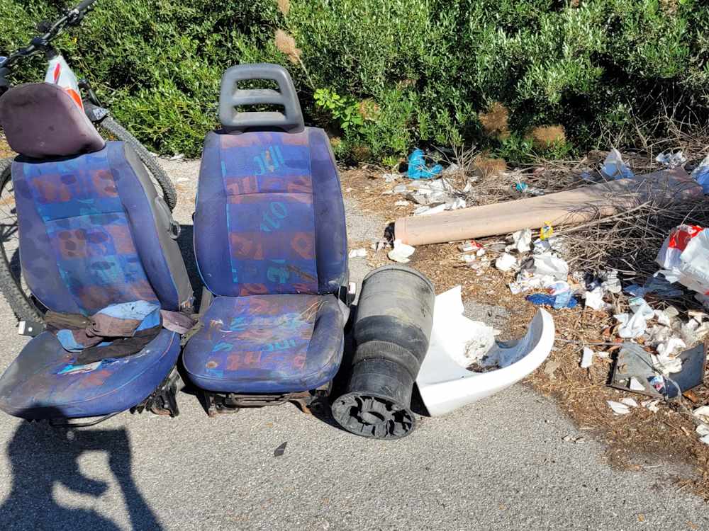 Sedili d'auto, elettrodomestici e lampadario abbandonati nell'ambiente, quattro viaggi per l'instancabile Mister Green 