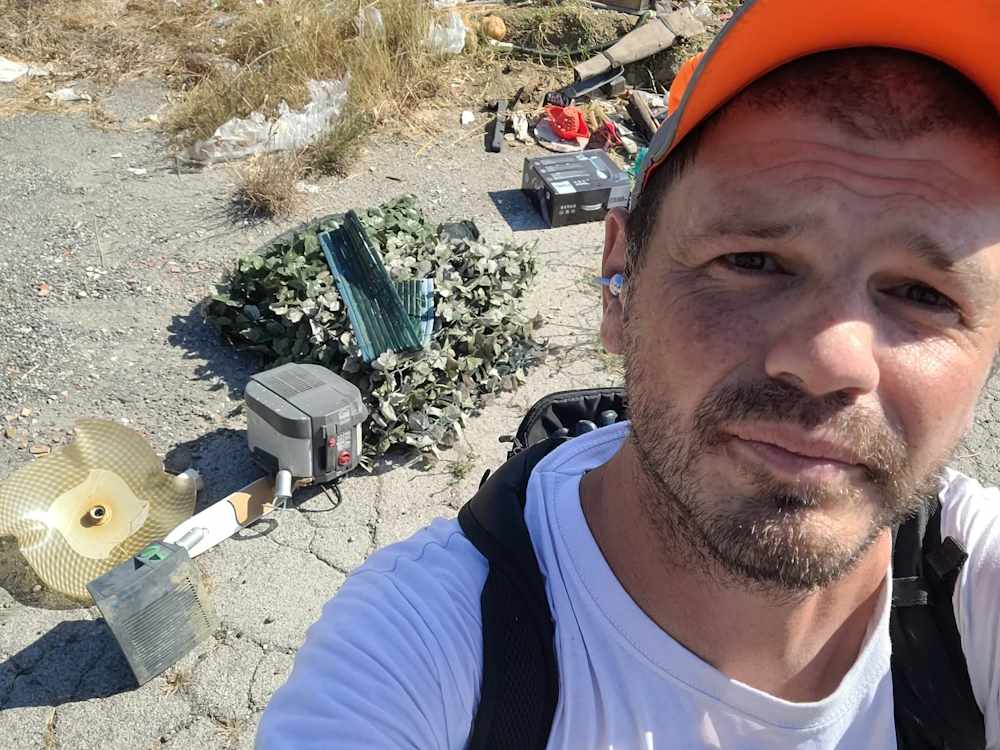 Sedili d'auto, elettrodomestici e lampadario abbandonati nell'ambiente, quattro viaggi per l'instancabile Mister Green 