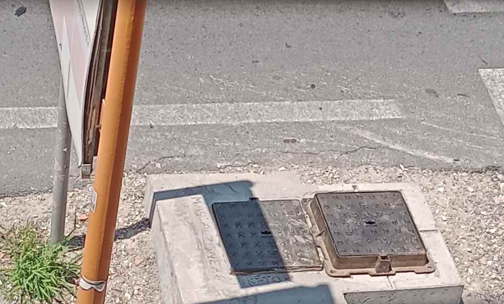 Stagno, il tombino ingoiapersone alla fermata bus è stato finalmente coperto