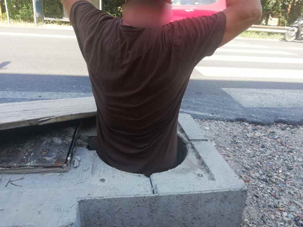 Stagno, il tombino ingoiapersone alla fermata bus è stato finalmente coperto