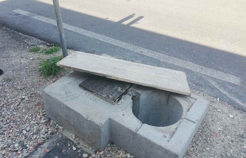 Stagno, il tombino ingoiapersone alla fermata bus è stato finalmente coperto