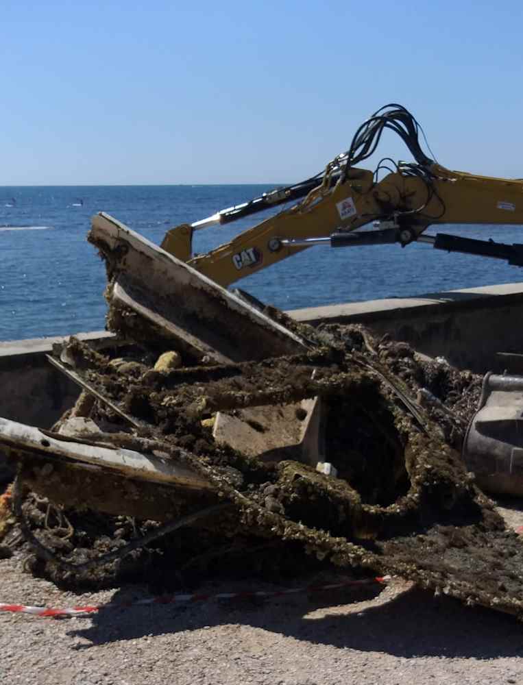 Ormeggi abusivi rimossi con ruspe e sub, amministrazione Salvetti dice basta