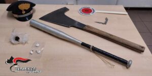 Mannaia, mazza da baseball, coltello, cocaina e guida in stato di ebrezza, denunciato un 55enne