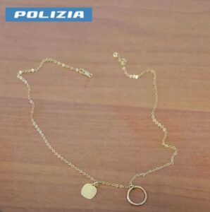 Strappano la collana d'oro ad un anziano a villa Fabbricotti, cittadino li pedina e vengono arrestati