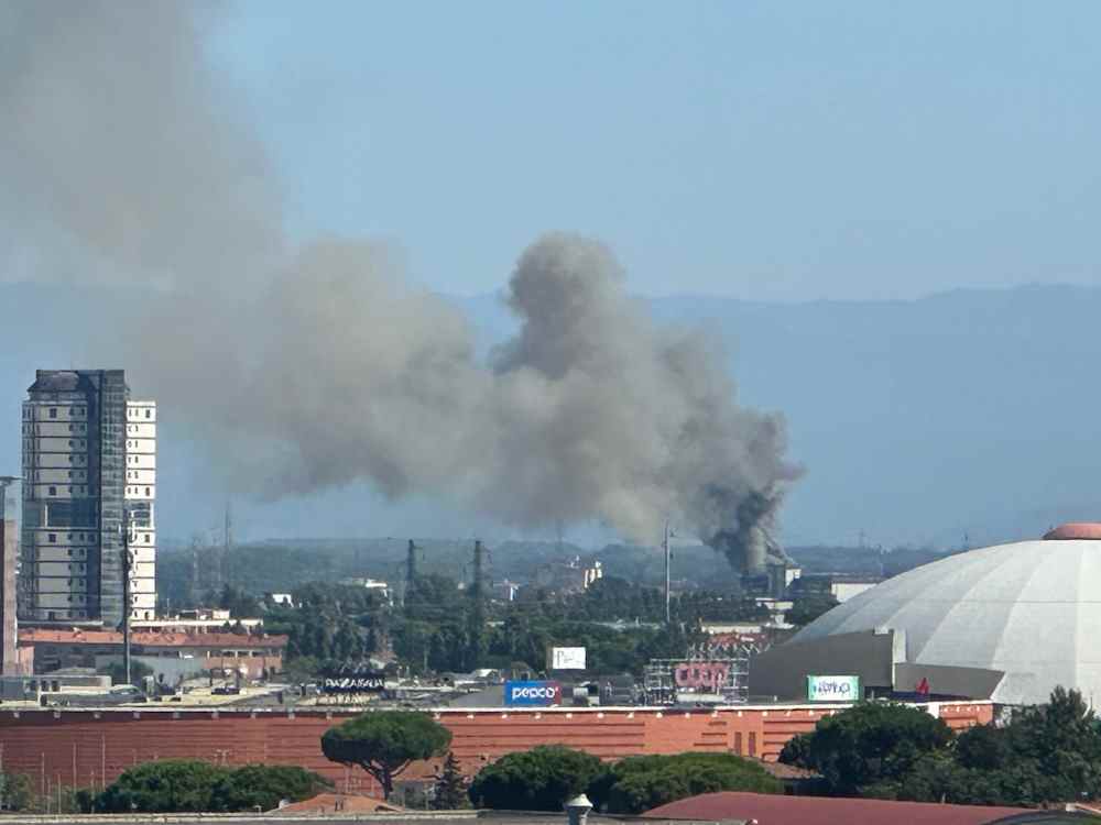 Incendio in una azienda a Stagno, la colonna di fumo nero visibile da Livorno