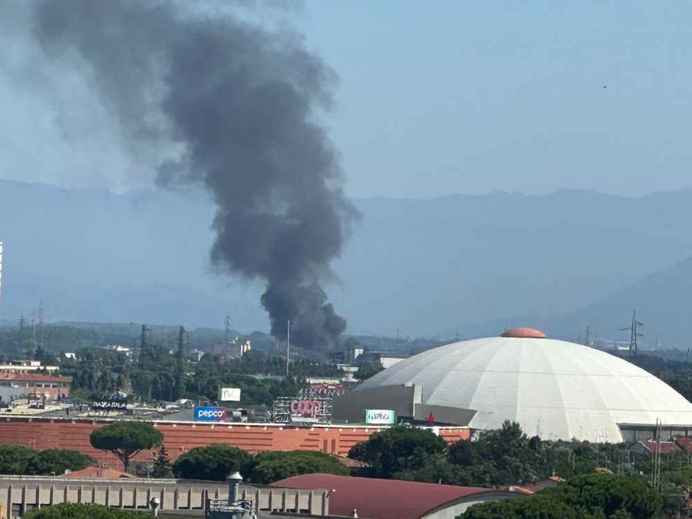 Incendio in una azienda a Stagno, la colonna di fumo nero visibile da Livorno