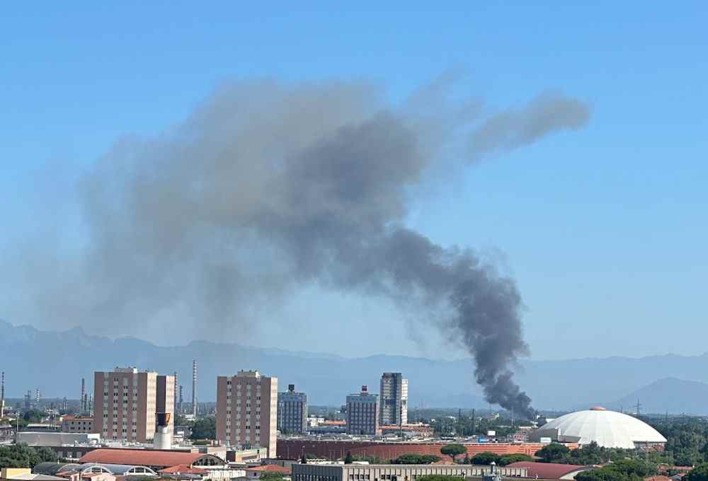 Incendio in una azienda a Stagno, la colonna di fumo nero visibile da Livorno