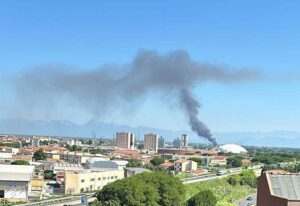 Incendio in una azienda a Stagno, la colonna di fumo nero visibile da Livorno