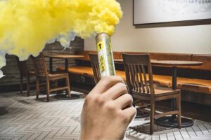 Fumogeni e machete nel bar, nuova denuncia a piede libero 