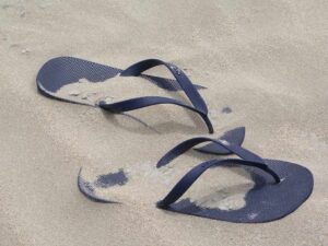 Piedi, attenzione alle scarpe infradito: comode in estate ma con potenziali problemi Plantari e posturali