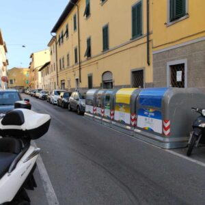 Nuovi cassonetti: via Del Corona è stretta, il camion passa a fatica, code e due ruote sul marciapiede. La lettera di un residente