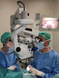Oculistica, a Livorno eseguito per la prima volta il trapianto di un solo strato della cornea