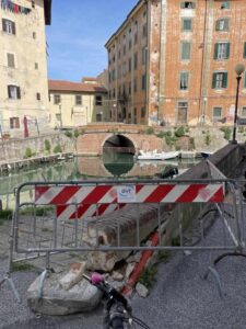 Scali del Monte Pio: "muretto rotto transennato da 2 anni, danno al decoro della città" 