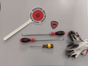 Attrezzi da scasso in auto, denunciato 21enne e minore collocato in struttura idonea 