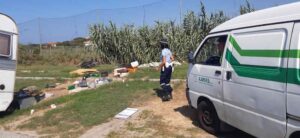 Bivaccano col camper in Largo Cristian Bartoli e lasciano rifiuti in quantità