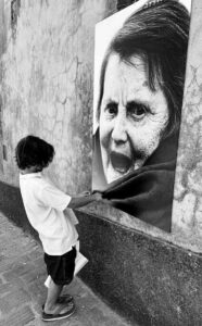 Nel borgo di Castagneto Carducci 35 gigantografie dell'artista Francesca Lorenzi