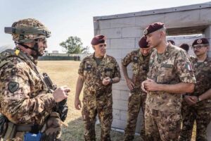 Il Capo di Stato Maggiore dell’Esercito incontra i parà della Brigata Paracadutisti Folgore a Livorno