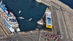 Piombino, incendio traghetto Corsica Ferries 274 passeggeri evacuati via mare (Video riprese aeree)