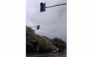 Stagno: Semafori installati ma ancora spenti sull'attraversamento pedonale dell'Aurelia