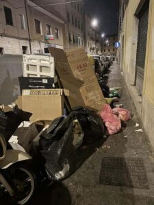 Caos cassonetti e rifiuti in strada: degrado e polemiche a Livorno. L'analisi della situazione