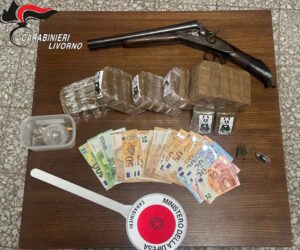 2,8 chili di hashish e fucile a canne mozze in casa, arrestato 29enne nordafricano