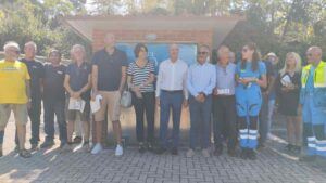 Inaugurata a Montenero la 15^ fontanella di acqua di alta qualità della città Livorno, 30 agosto 2024 – Comune di Livorno e ASA Spa hanno realizzato una nuova fontanella erogatrice di acqua di alta qualità, a servizio del quartiere Montenero. La nuova fontanella si trova a Montenero Basso, all’ingresso del parcheggio adiacente al Cimitero di S. Maria delle Grazie (via di Montenero 310). All’inaugurazione, che si è svolta questa mattina, erano presenti, tra gli altri, il sindaco Luca Salvetti, l’assessora all’ambiente Giovanna Cepparello, il presidente del Consiglio di Gestione di ASA Stefano Taddia, il direttore del Servizio idrico integrato di ASA Mirco Brilli. Questo nuovo impianto di erogazione, con i relativi servizi idrici, è costato quasi 36mila euro, finanziati per il 50% dal Comune e per l’altra metà da ASA Spa. Quella di Montenero è la 15^ fontanella di acqua di alta qualità in funzione a Livorno. Per garantire agli utenti qualità e sicurezza, tutte le fontanelle della città sono costantemente monitorate da ASA tramite un sistema di telecontrollo, con manutenzioni che vengono effettuate secondo un rigoroso programma. Oltre al telecontrollo, un paio di volte al mese vengono disposti controlli a campione, in ingresso e in uscita dal trattamento. Le analisi riportate sull’etichetta dell’impianto fanno riferimento ai valori medi registrati durante l’anno. I risultati sono pubblicati semestralmente sul sito internet di ASA. Dai dati di ASA si evince che, nel 2023, dalle tredici fontanelle attive (quella di largo Cristian Bartoli è stata smontata per i lavori in corso ai Tre Ponti) i cittadini hanno prelevato oltre 8 milioni 783mila litri di acqua di alta qualità, una media quindi di oltre 24mila litri al giorno, equivalenti a oltre 16mila nuove bottiglie di plastica al giorno che si è evitato di acquistare e immettere nell’ambiente. Per le famiglie che utilizzano queste fontanelle, ASA stima un risparmio medio annuo di 878 euro. “Quando si inaugurano le fontanelle diamo un messaggio chiaro alle famiglie e alla collettività” ha affermato il Sindaco. “Alle prime perchè vedono un risparmio immediato all'interno del bilancio familiare e alla seconda per la gestione più intelligente delle bottiglie di plastica portando così beneficio sul fronte ambientale. Ringrazio Asa per il lavoro e per la presenza capillare e anche il consiglio di Zona, prezioso alleato sul territorio”. “Le fontanelle oltre ad erogare acqua, diventano anche presidi di socialità presso cui i cittadini si ritrovano e fanno due chiacchiere” ha aggiunto l'assessora Cepparello.