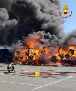 Incendio a Guasticce, Arpat: analisi ancora in corso. Il modello della ricaduta fumi