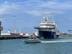 Sbarco a Livorno: 57 migranti accolti sotto la pioggia, "ho perso il conto degli sbarchi voluti dal governo Meloni"