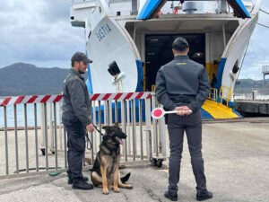 Lancia pochette in mare, conteneva hashish. Arrestato