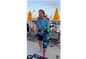 Leonardo Pieraccioni show al mare: risate a Castiglioncello con la sua versione di "Another One Bites the Dust" (Video)