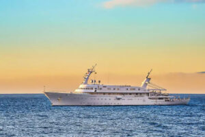 All'Elba lo Yacht Atlantis II da 110 milioni di dollari costruito per superare quello del rivale Onassis