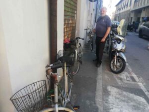 Borgo, via dei Ciclisti già via dei Carrozieri: impossibile passare dal marciapiede, più rastrelliere