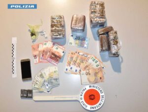 E' ai domiciliari ma continua a lavorare, nordafricano sorpreso con 3 chili di droga in casa