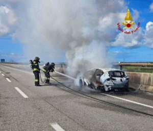 Guasticce, auto in fiamme sulla FI-Pi-Li