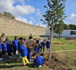 I bimbi dell’Istituto comprensivo Micheli-Lamarmora hanno piantato tigli al parco delle Mura Lorenesi
