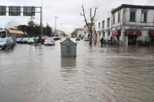 Livorno, 15 anni di allagamenti: addio al cassonetto galleggiante, ma l'acqua resta