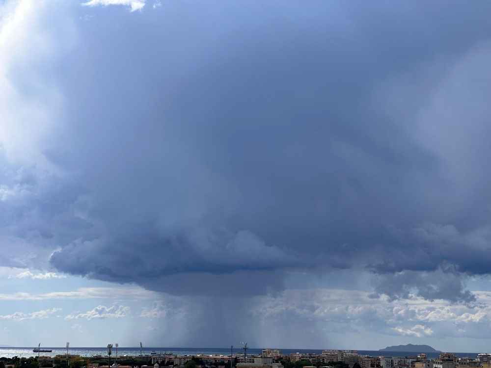 Meteo, nubifragio al largo di Livorno, le splendide immagini di Paolo Mura