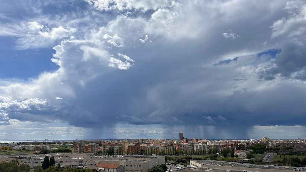 Meteo, nubifragio al largo di Livorno, le splendide immagini di Paolo Mura