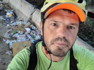 Mister Green all'opera, ripulita l'area sotto il cavalcavia di via Jacoponi