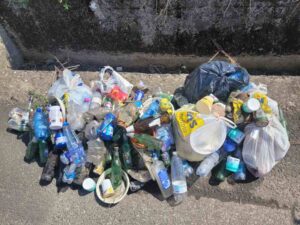 Mister Green in azione 20 chili di rifiuti rimossi dal canale di Via Boccherini